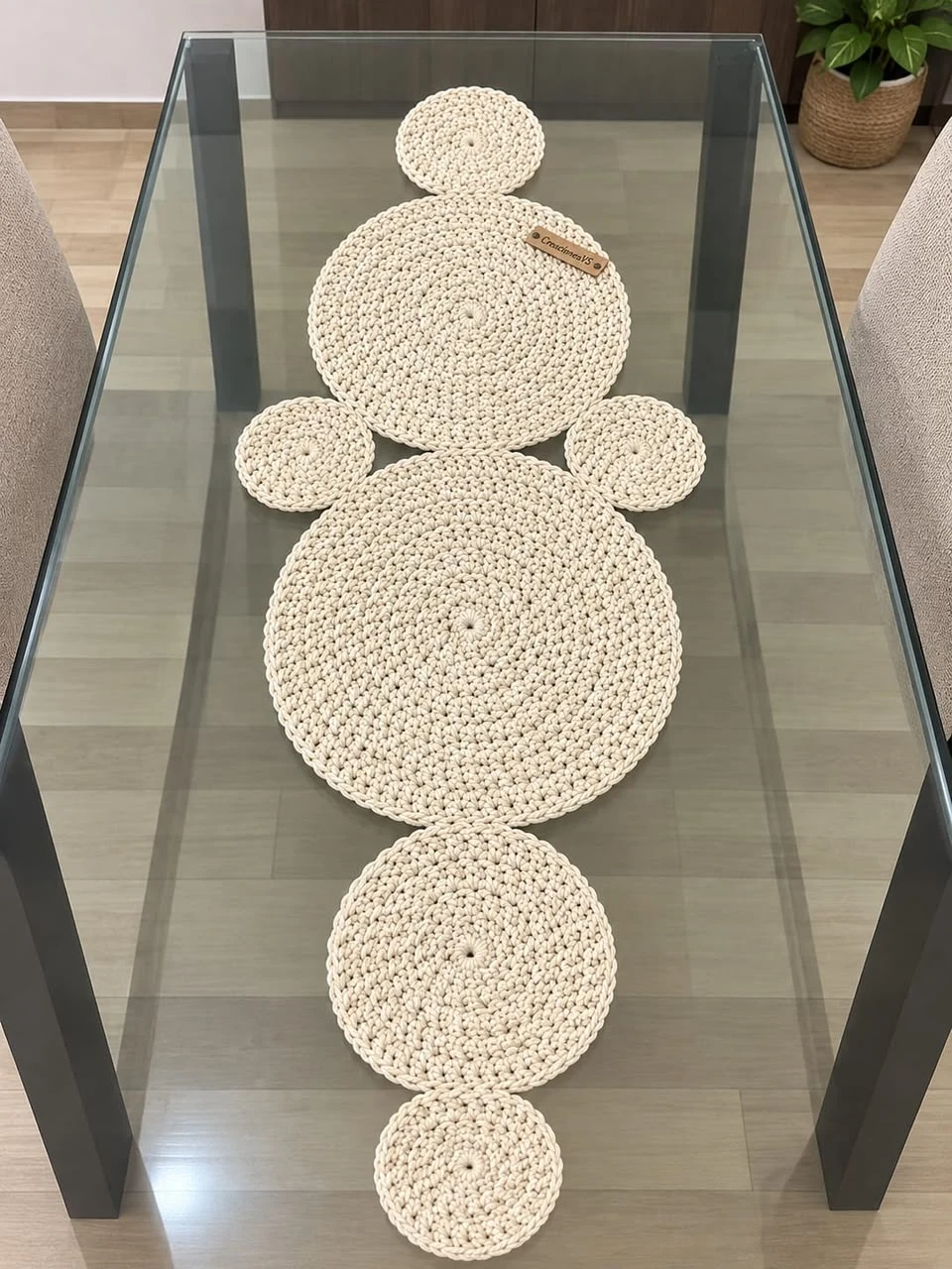 Carpeta beige tejida sobre mesa de vidrio
